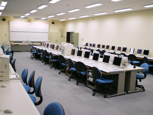 残業少なめ／学校でIT機器のサポート