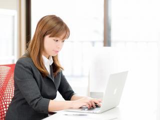 綺麗なオフィス／法務関連の契約書作成